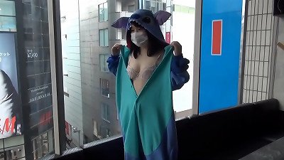 A gal running away from home wearing gurumi becomes a real onapet for the hotel fee!